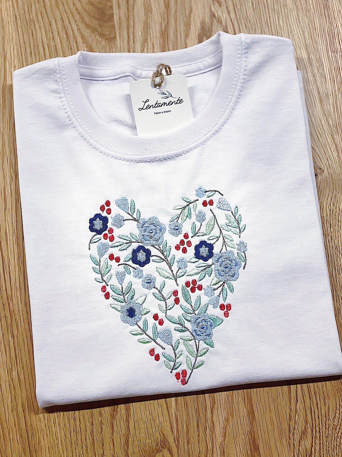 T-shirt Cuore a Fiori Azzurri